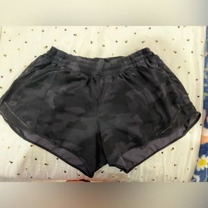 Lululemon Black camo Hotty hots low rise 4” size 14